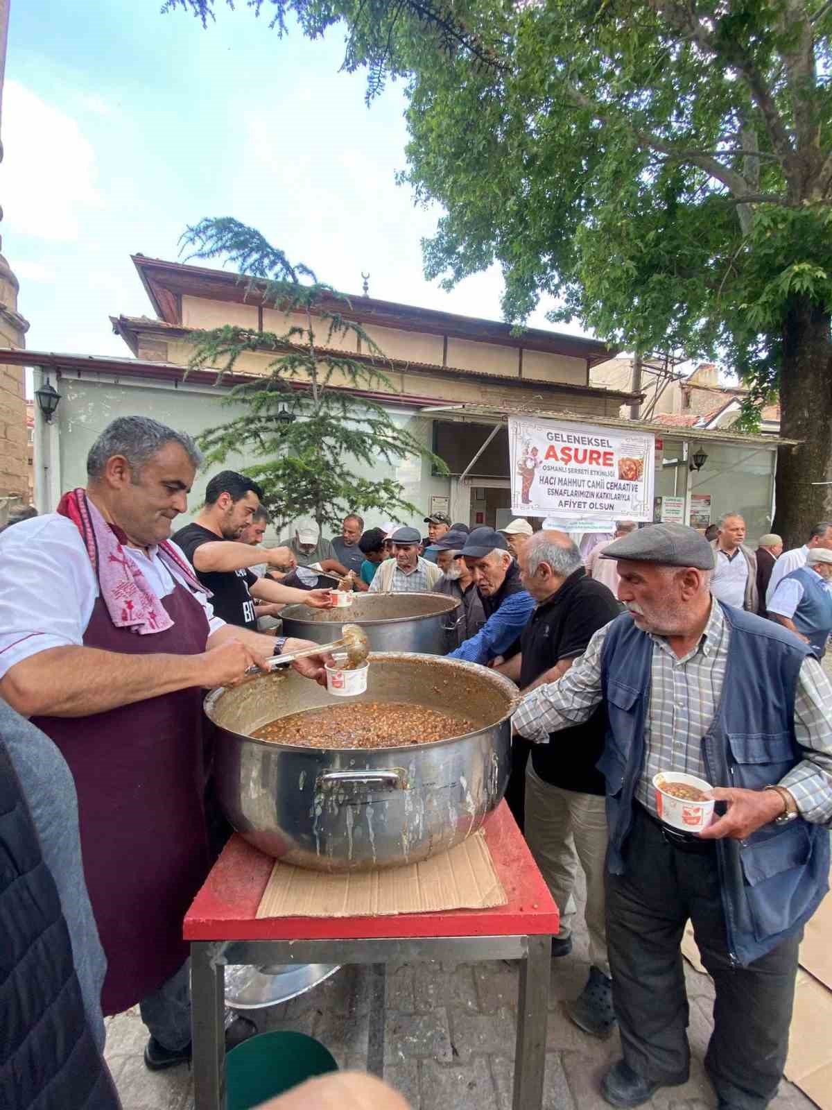 Cemaat ve esnaflar imece usulü ile hazırladığı 2 bin kap aşureyi dağıttı