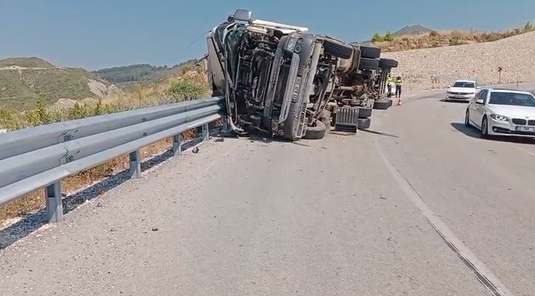 Antalya-Konya yolunda devrilen tırın sürücüsü yaralandı