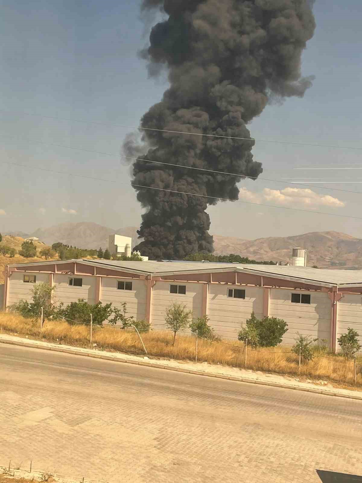 Elazığ&rsquo;da fabrika yangını: B&ouml;lgeye &ccedil;ok sayıda ekip g&ouml;nderildi