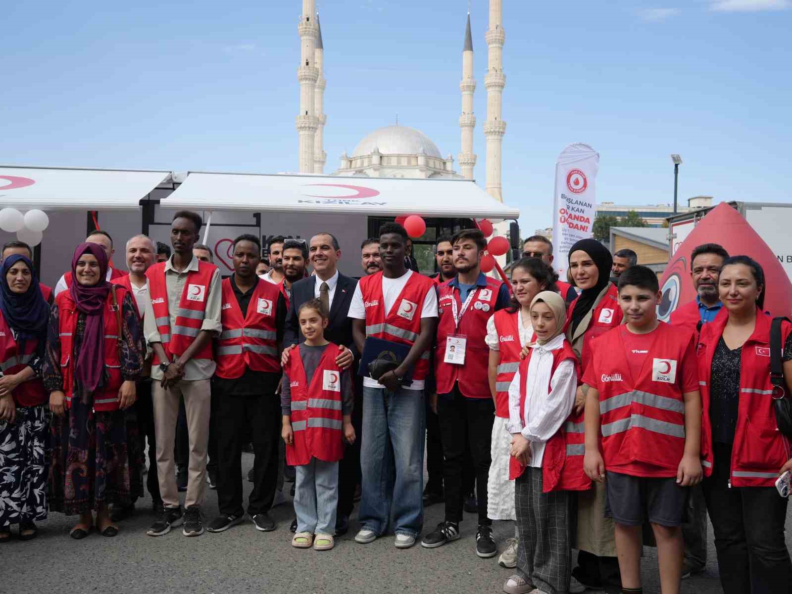 Iğdır’a hayırseverlerin desteğiyle kalıcı Kızılay kan bağışı aracı kazandırıldı