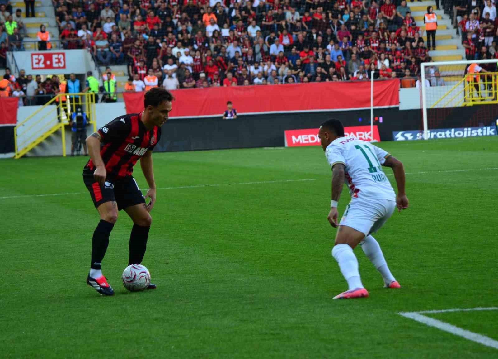 Trendyol Süper Lig: ÇorumFK: 0 - Corendon Alanyaspor: 0 (Maç devam ediyor)