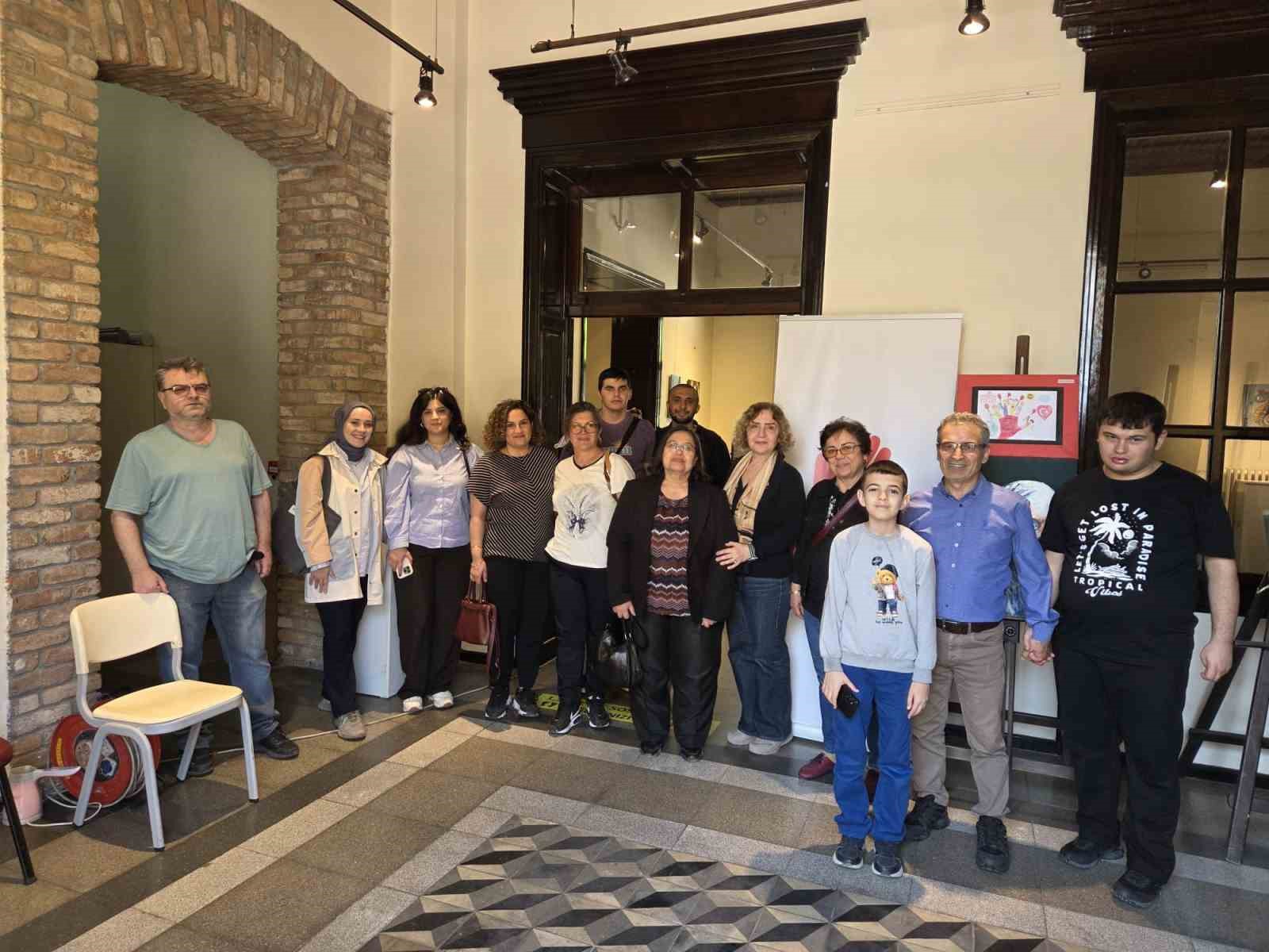 &Ouml;zel sporcu Salih, resim sergisinde yeteneğini konuşturdu