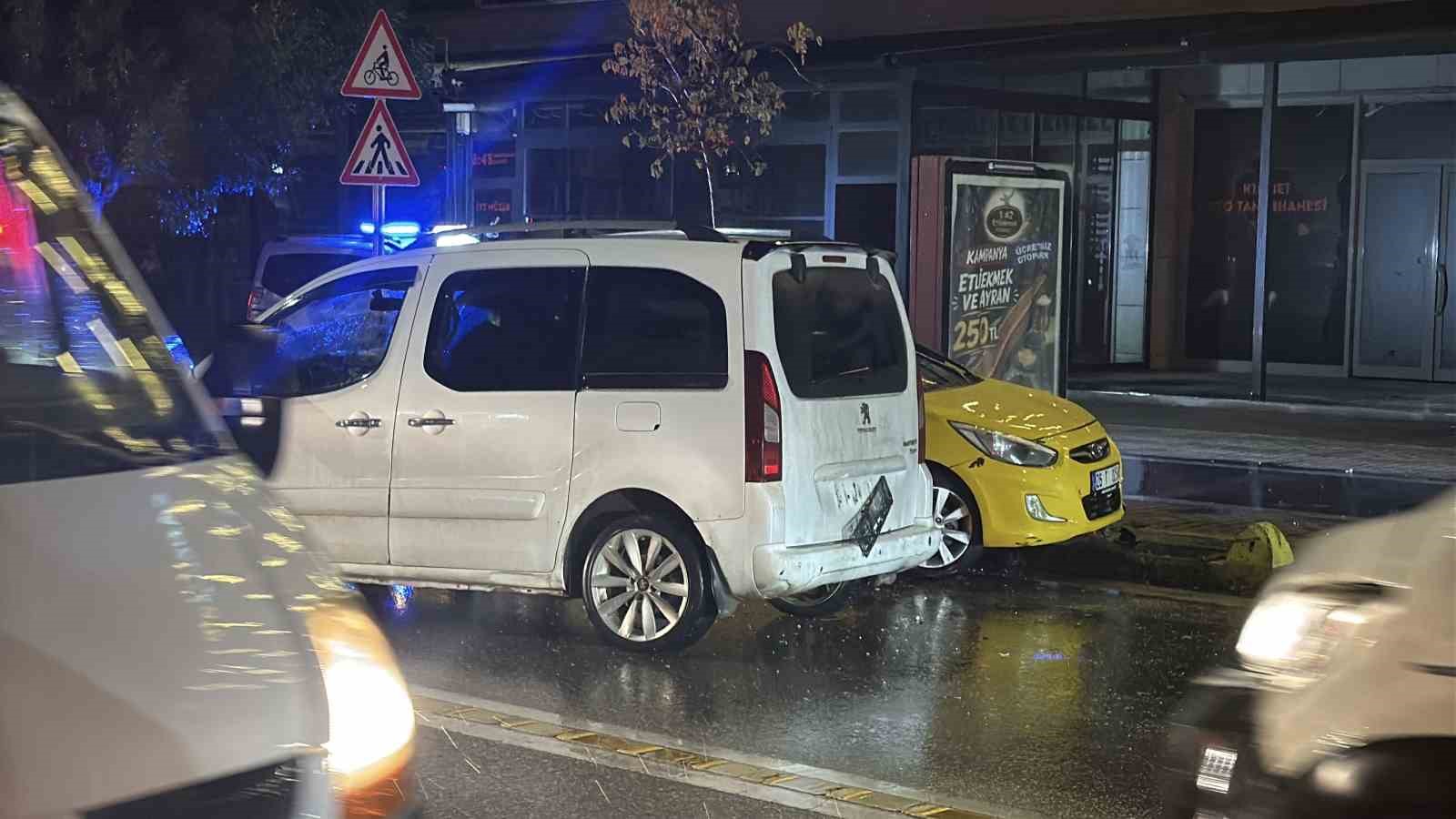 Eskişehir’de taksi ile panelvan çarpıştı: 3 yaralı