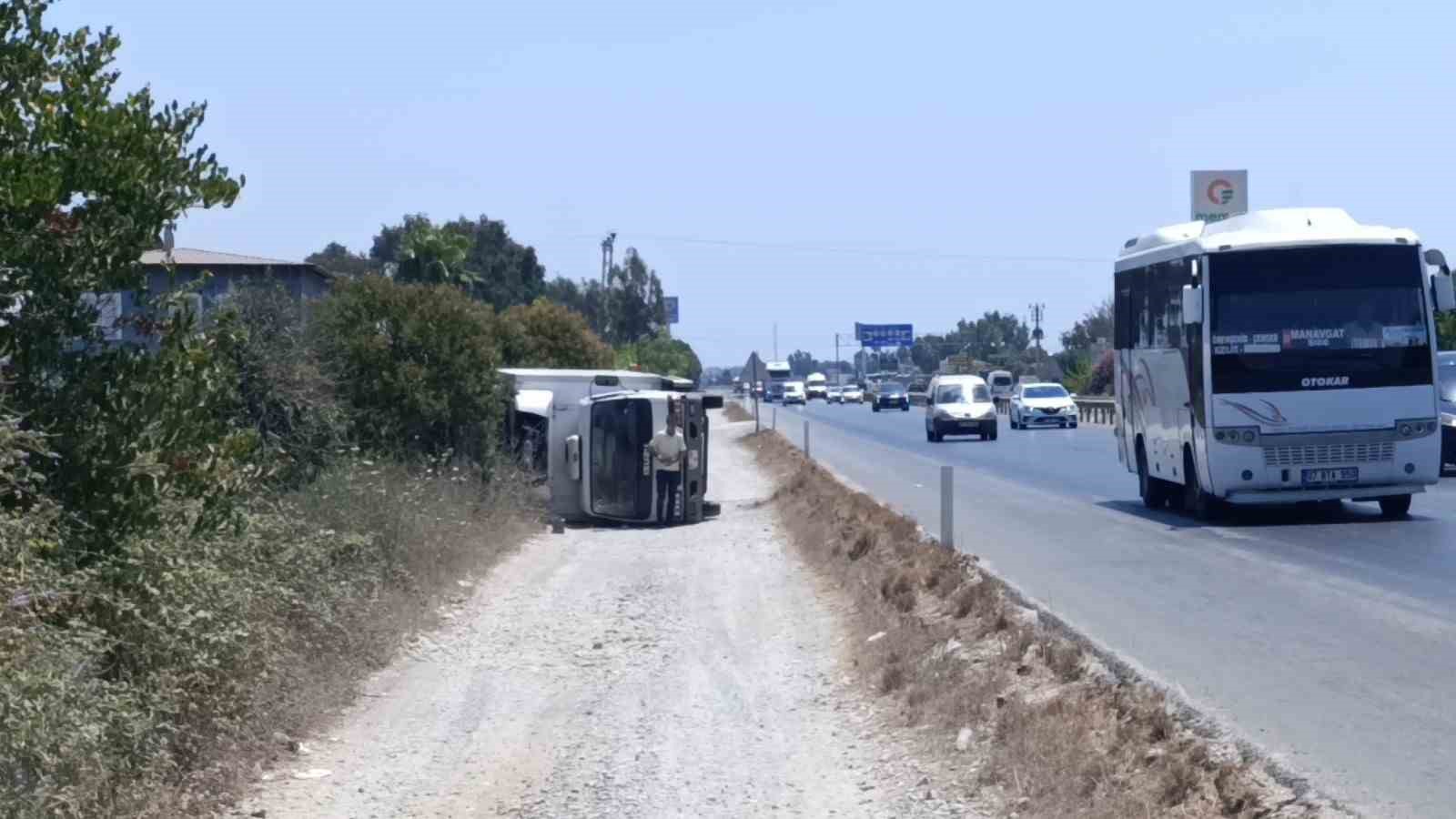 Devrilen kamyondan burnu kanamadan çıktı, aracının başında ekipleri bekledi