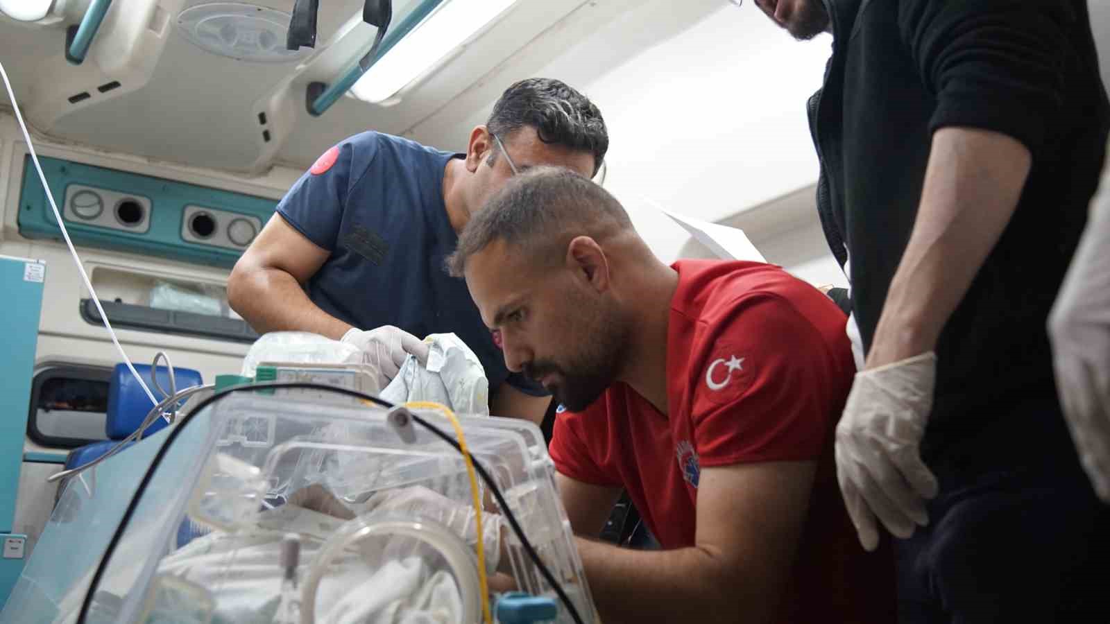 T&uuml;lin bebek, ambulans u&ccedil;akla İstanbul&rsquo;a sevk edildi