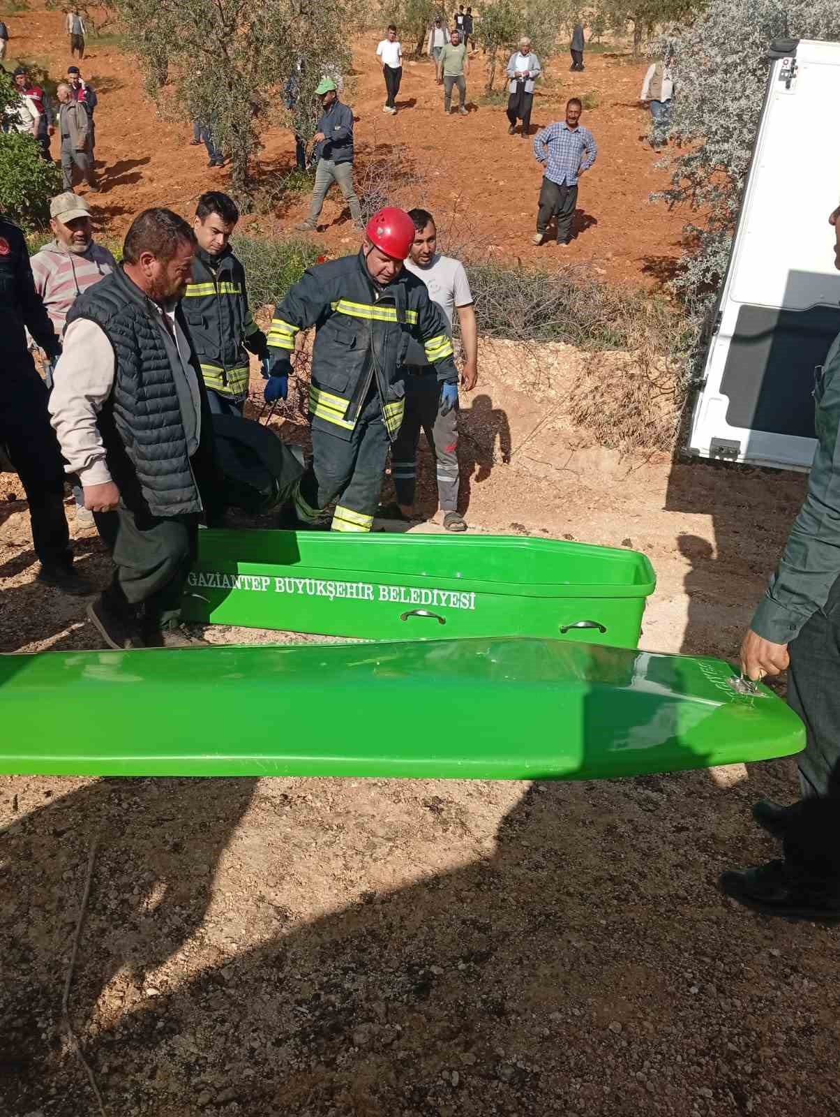 Gaziantep&rsquo;te devrilen trakt&ouml;r&uuml;n s&uuml;r&uuml;c&uuml;s&uuml; hayatını kaybetti