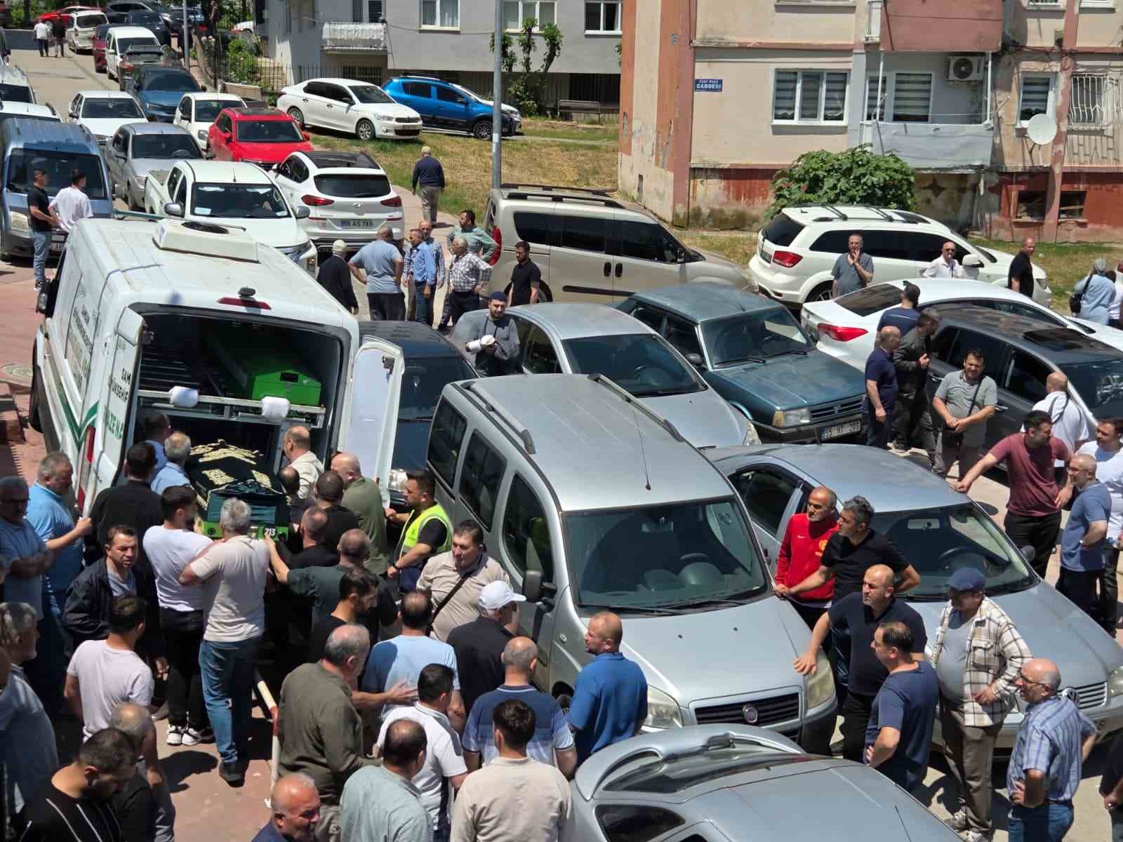 Fabrikada elektrik faciasında &ouml;len iş&ccedil;i, mesai arkadaşlarının omzunda son yolculuğuna uğurlandı