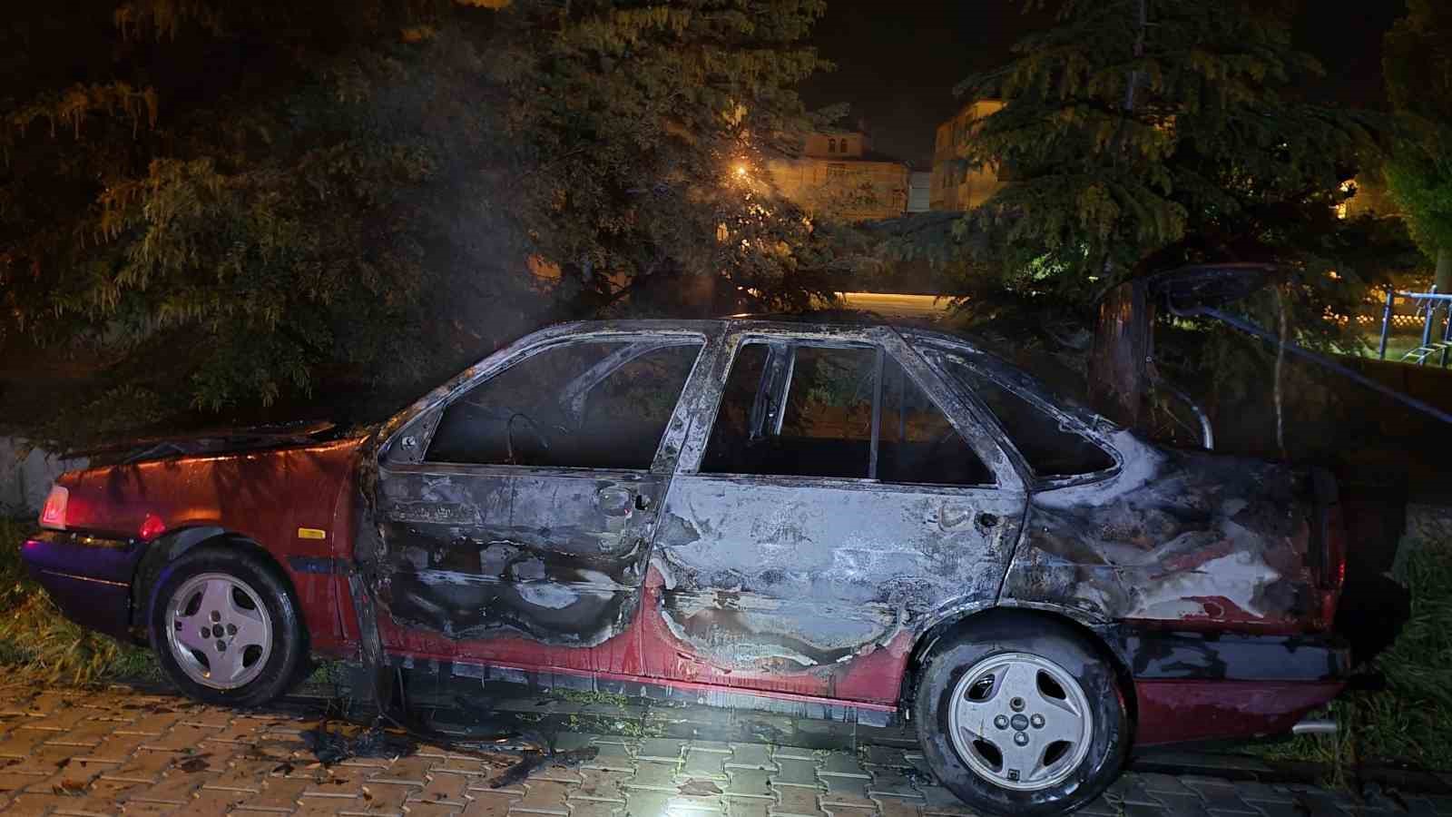 Konya’da park halindeki otomobil yandı