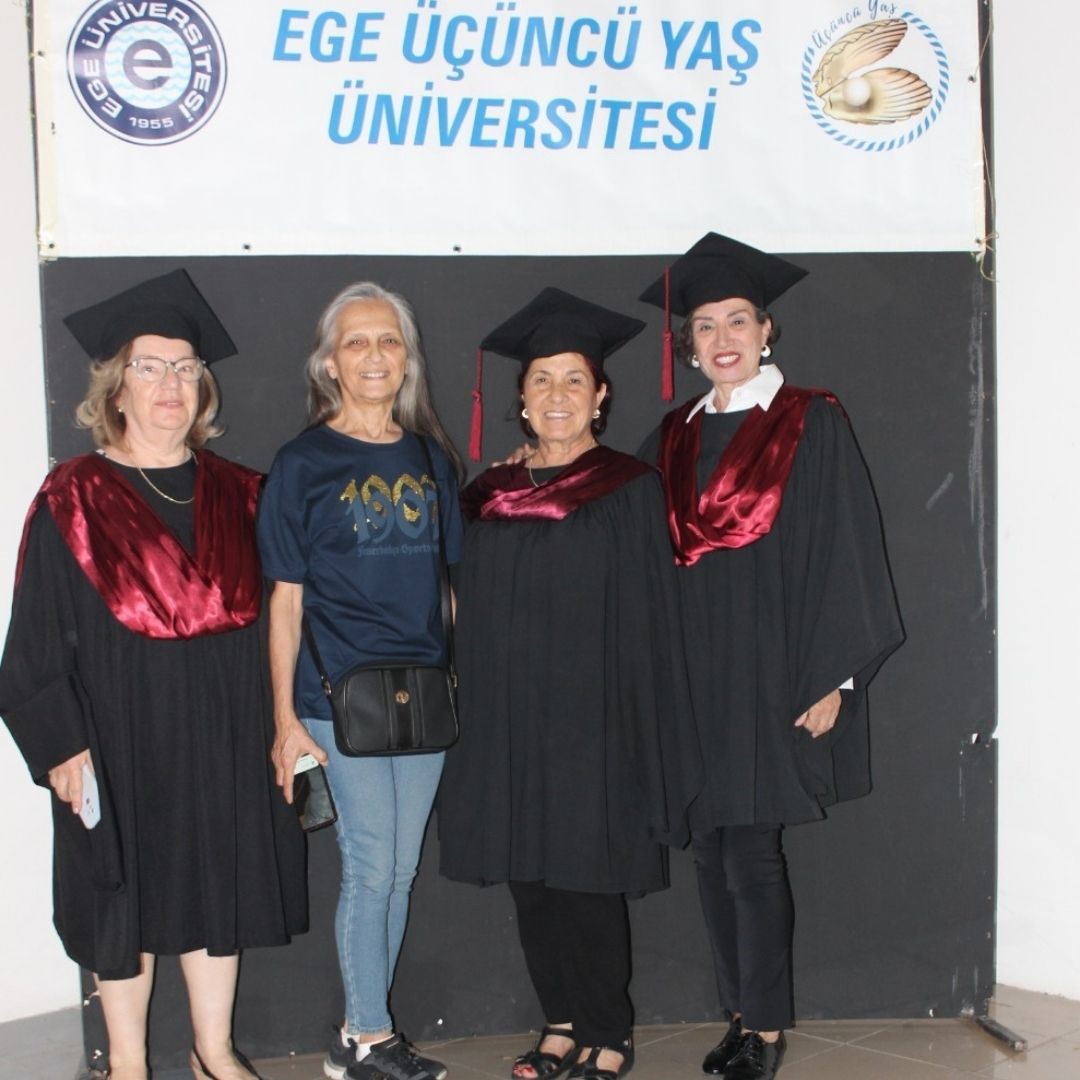 Ege Üniversitesinde 3. Yaş Üniversitesinin 140 çınarı diplomalarını aldı
