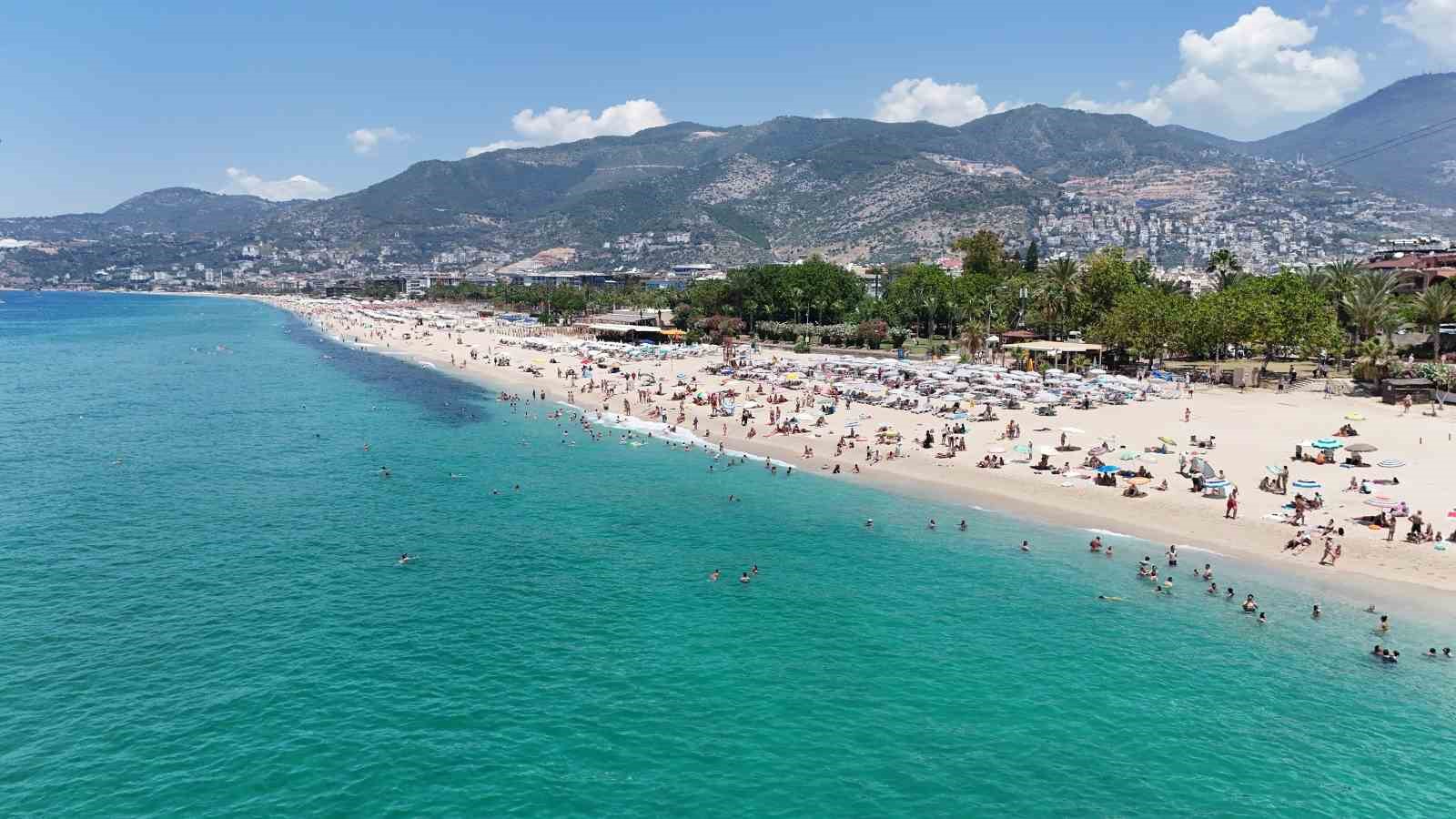 Alanya’da termometreler 31 dereceyi gösterdi, sahiller doldu