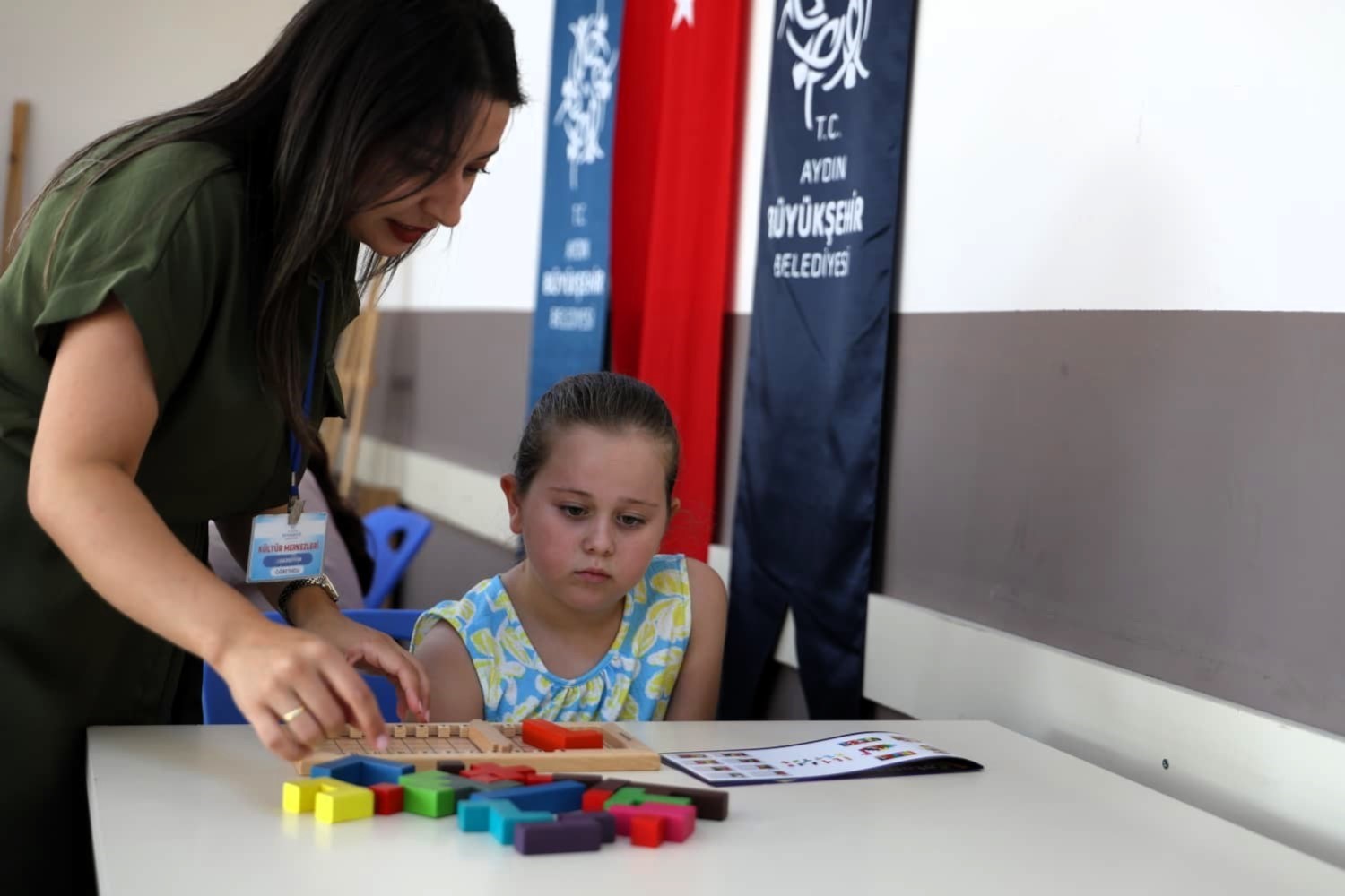 Minikler akıl oyunlarıyla hem eğleniyor hem &ouml;ğreniyorlar