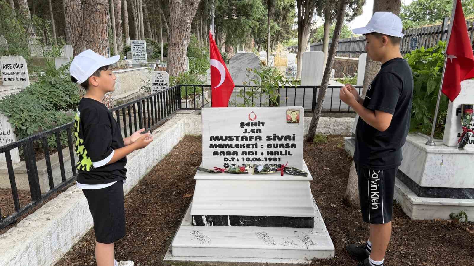 Küçük yüreklerden büyük vefa: Şehitliği temizleyip güllerle donattılar