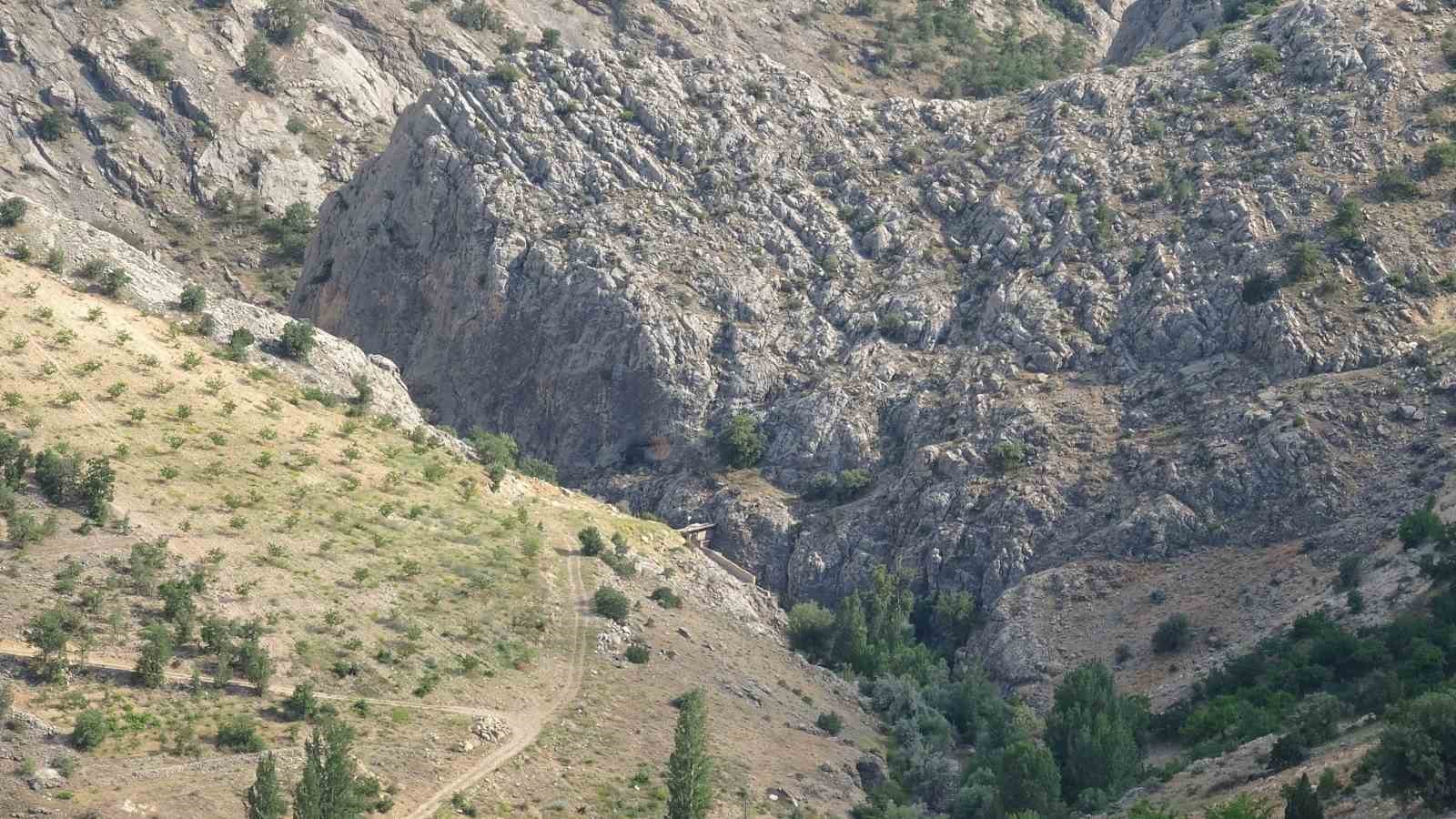 Kayıp kadının cenazesi için bin 600 rakımlı dağda arama sürüyor