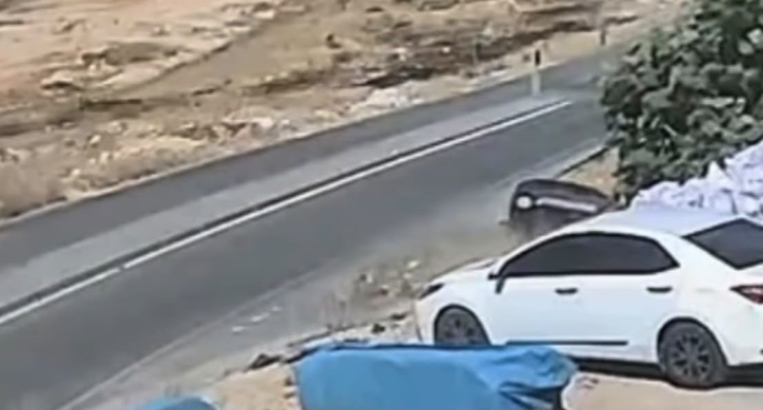 Gaziantep&rsquo;te kontrolden &ccedil;ıkan ara&ccedil; menfezde ters d&ouml;nd&uuml;: Kaza kamerada