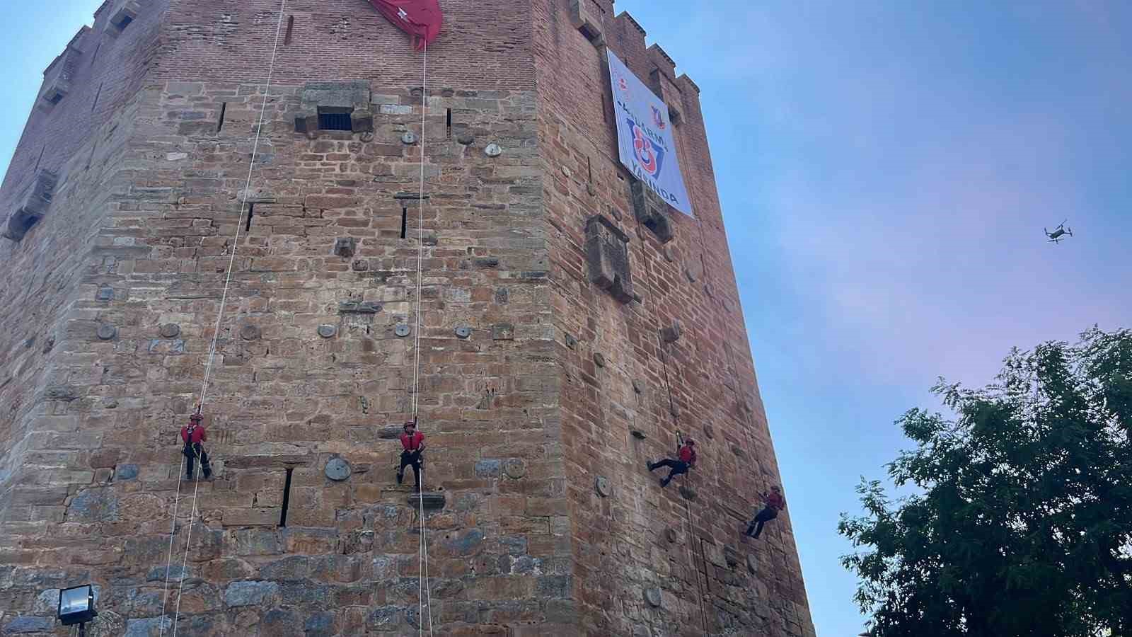 Alanya&rsquo;da JAK ekiplerinden Alanya Kızılkule&rsquo;de nefes kesen g&ouml;steri