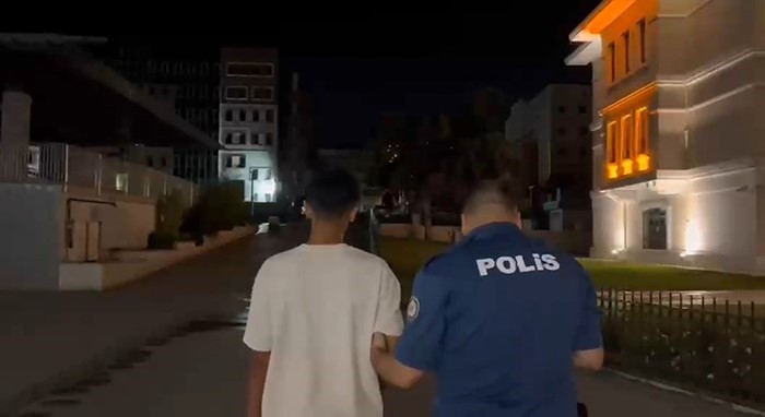 Bursa’da iki grup sokak ortasında birbirine girdi O anlar kamerada