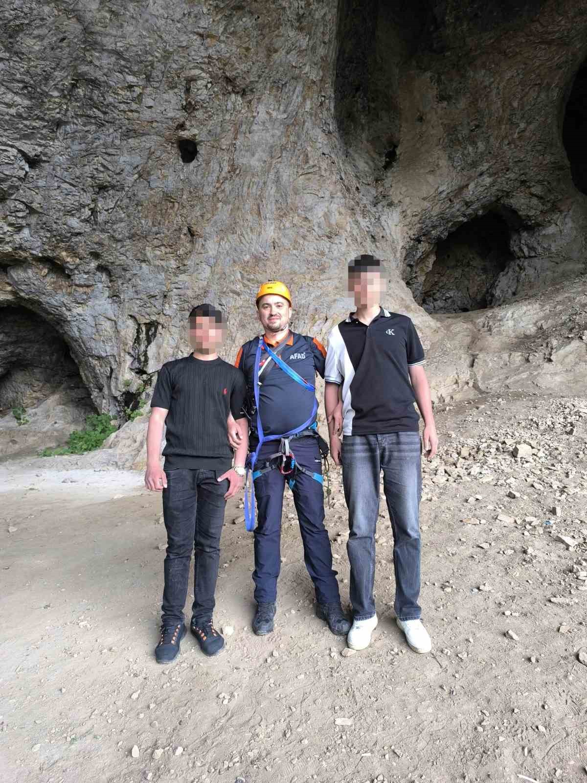 Dağdaki oyukta mahsur kalan 2 gen&ccedil; kurtarıldı