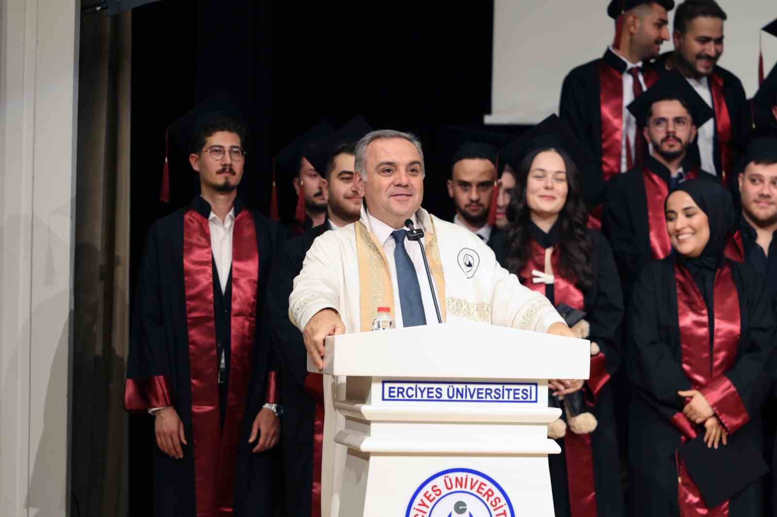 ER&Uuml; Veteriner Fak&uuml;ltesi yeni mezunlarını verdi