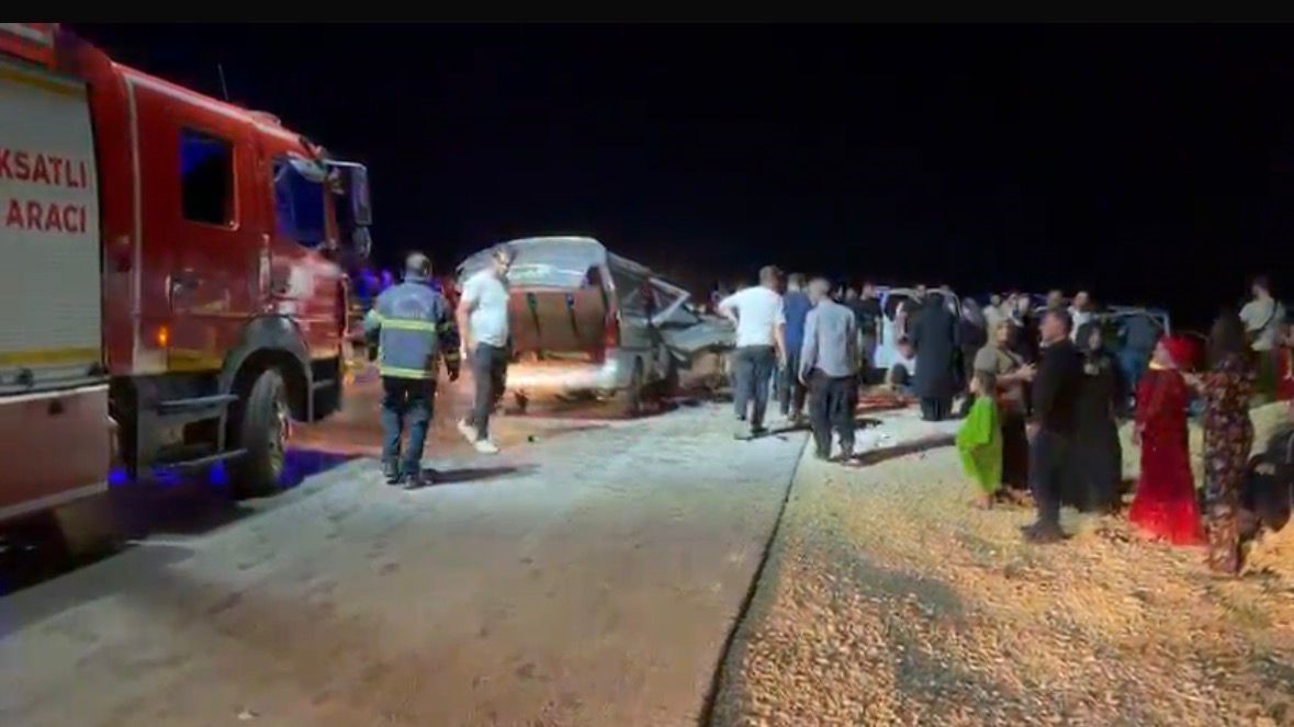Gaziantep’te 2 araç kafa kafaya çarpıştı: 1 ölü, 12 yaralı