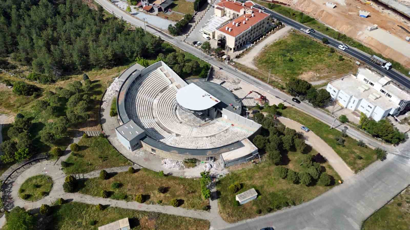 Şadan Gökovalı Açık Hava Tiyatrosunda yenileme çalışmaları sürüyor