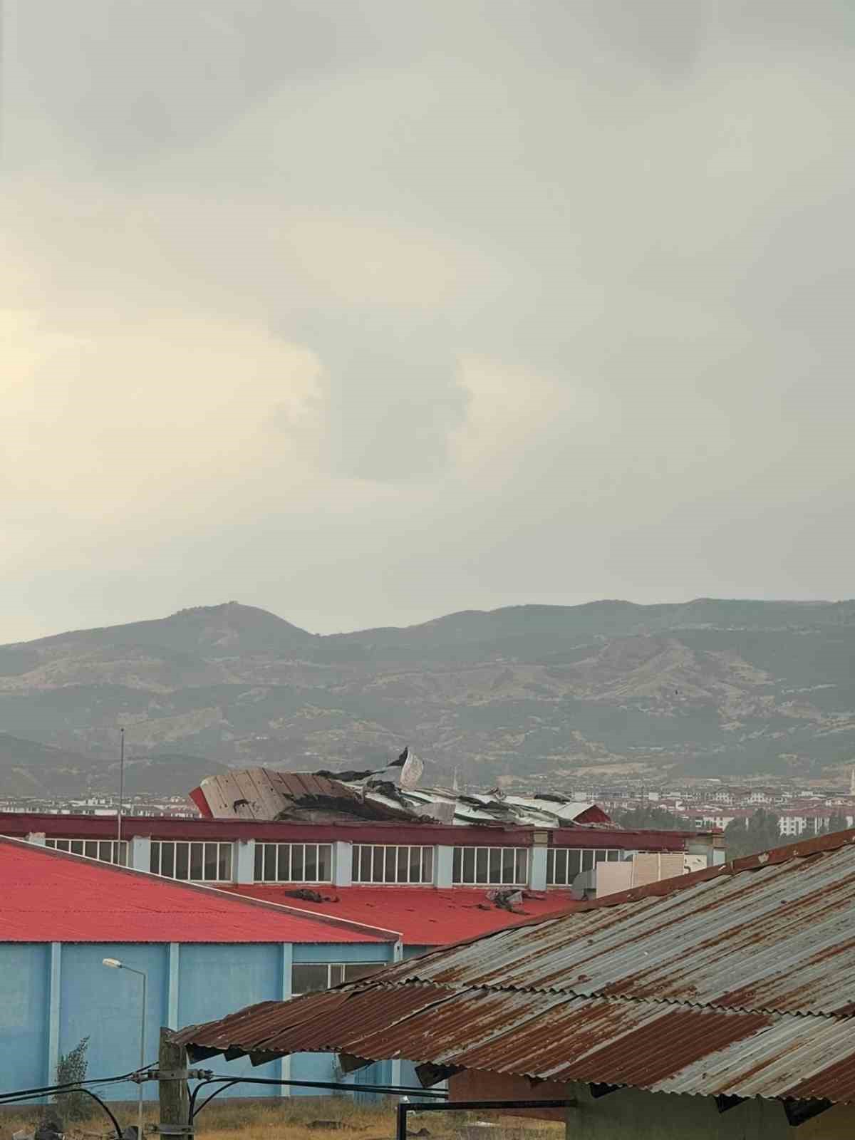 Bing&ouml;l&rsquo;de kuvvetli r&uuml;zgar &ccedil;atıları u&ccedil;urdu