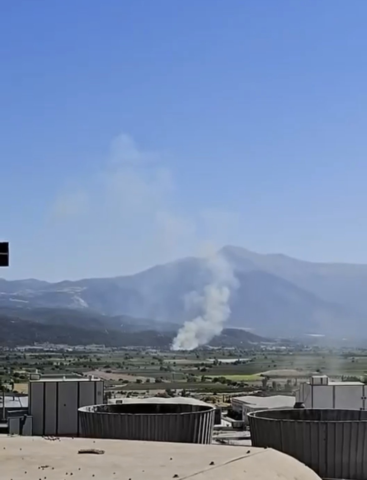 Denizli&rsquo;de ormanlık alana yakın b&ouml;lgede arazi yangını &ccedil;ıktı