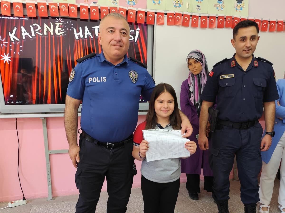 Tomarza&rsquo;da protokol, &ouml;ğrencilerin karne heyecanına ortak oldu