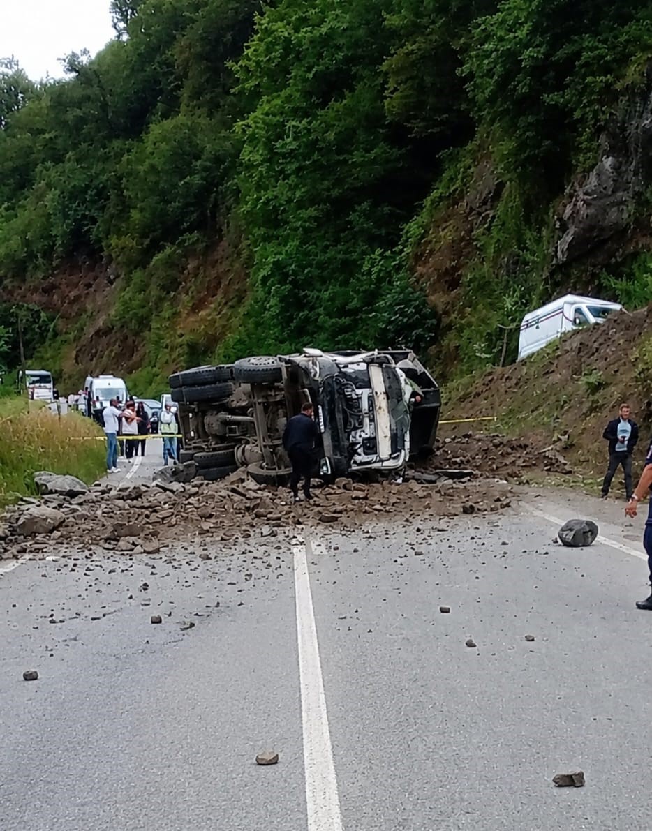 Hafriyat kamyonu yola devrildi: 1 yaralı