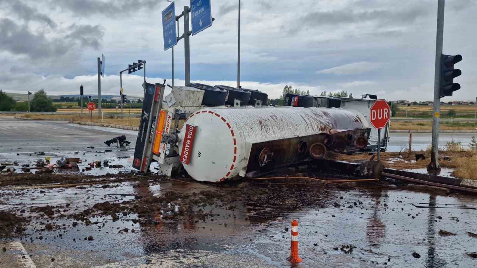 Çorum’da tır ile tankerin çarpıştı:2 yaralı