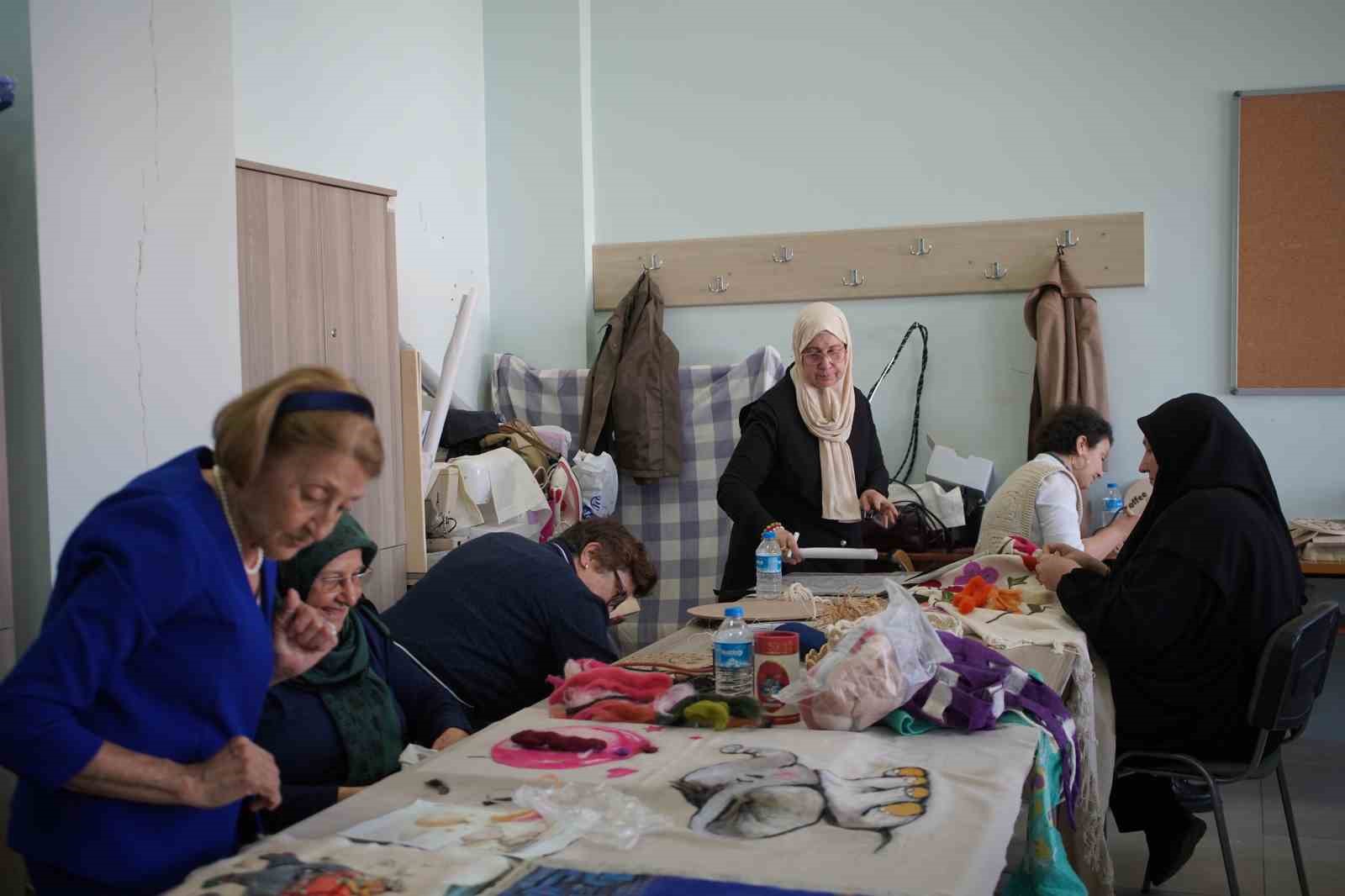Yaşlı kadın gen&ccedil;lik hayalini ger&ccedil;ekleştiriyor