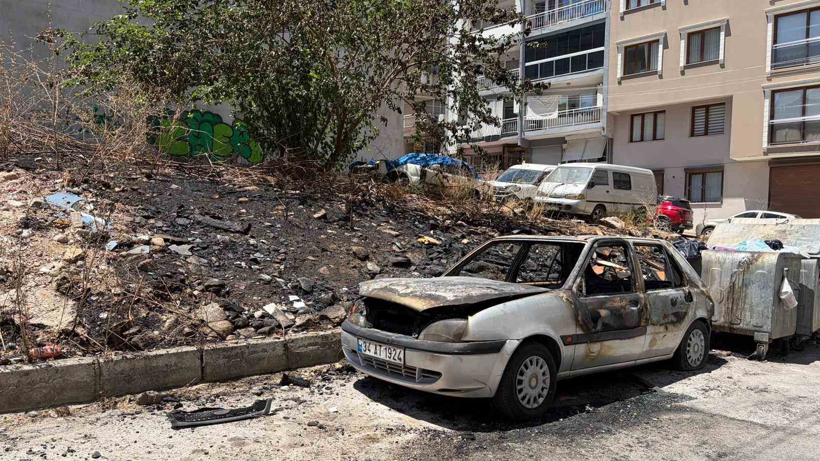 Çöplük alanda çıkan yangın otomobili küle çevirdi