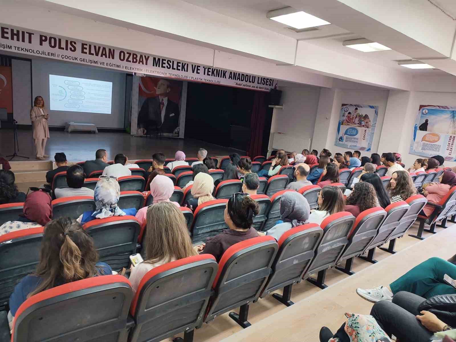 Altıntaş’ta öğretmen eğitimi dijital ekosistemi projesi tanıtım faaliyeti gerçekleştirildi