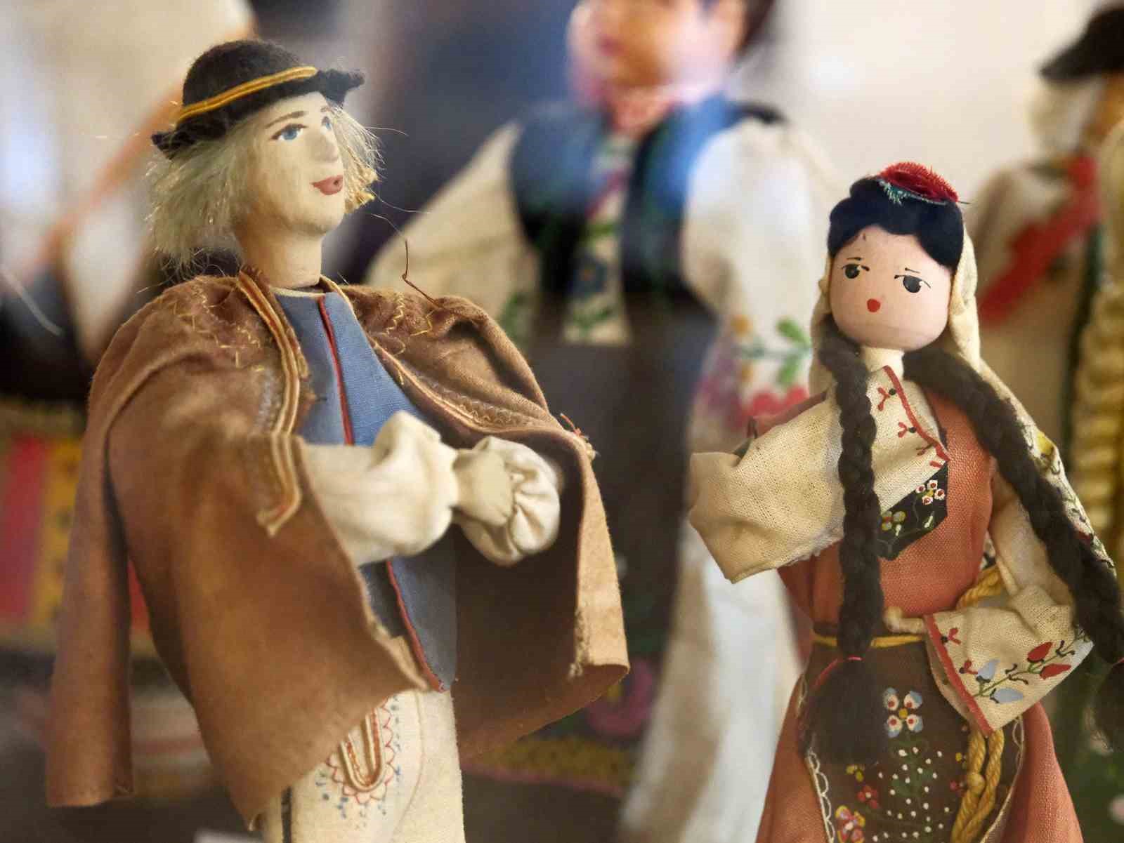 K&uuml;lt&uuml;rlerin renkleri folklorik bebeklerle yansıtıldı