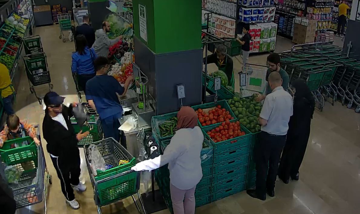 Markette &ccedil;anta hırsızlığı kamerada