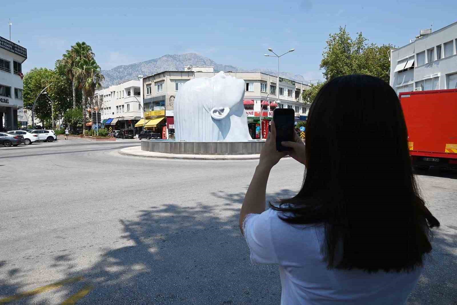 Kemer’in yeni simgesi: Henna Heykeli