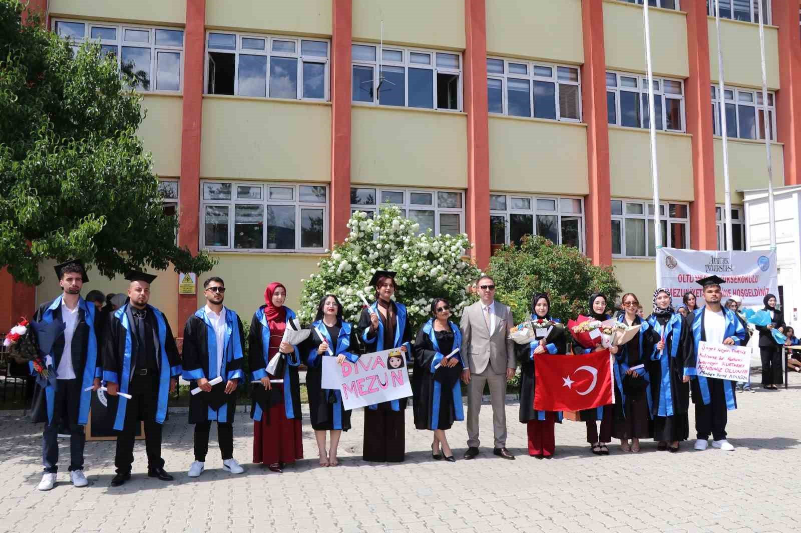 Oltu’da üniversitelilerin mezuniyet coşkusu