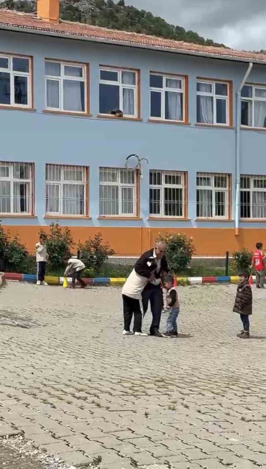 Diyarbakır’da dede ile torunun gülümseten sevgisi