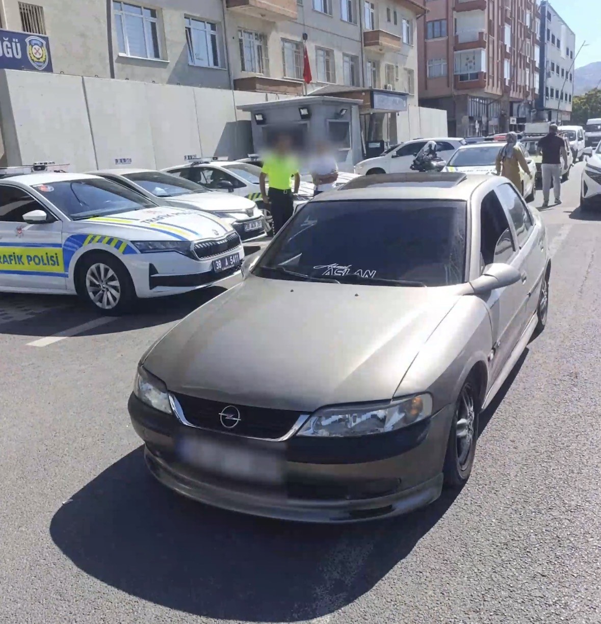 Trafikte ara&ccedil;tan inerek, otomobili tekmeleyen s&uuml;r&uuml;c&uuml;ye 180 bin TL ceza yazıldı