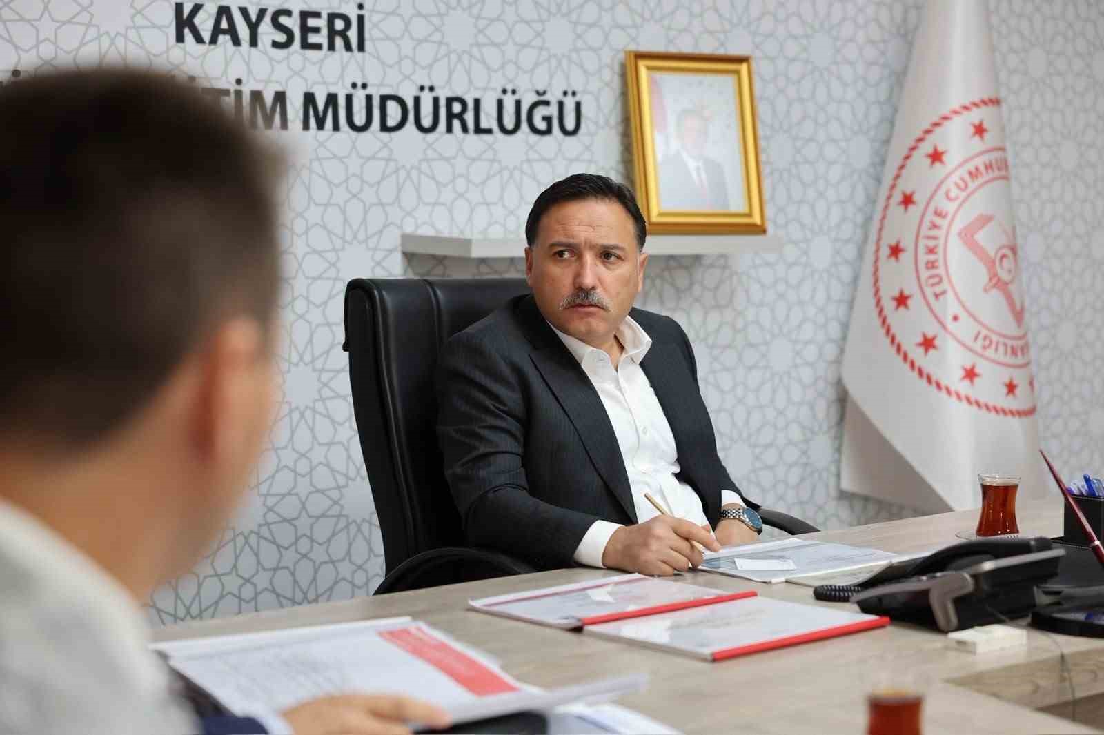 Vali &Ccedil;i&ccedil;ek&rsquo;ten İl Milli Eğitim M&uuml;d&uuml;rl&uuml;ğ&uuml;&rsquo;ne &ccedil;alışma ziyareti