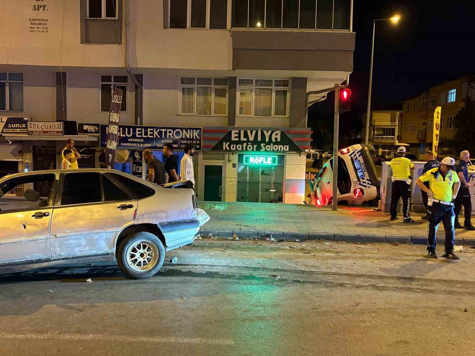 Otomobille &ccedil;arpışan polis aracı yan yattı: 2&rsquo;si bek&ccedil;i 3 yaralı