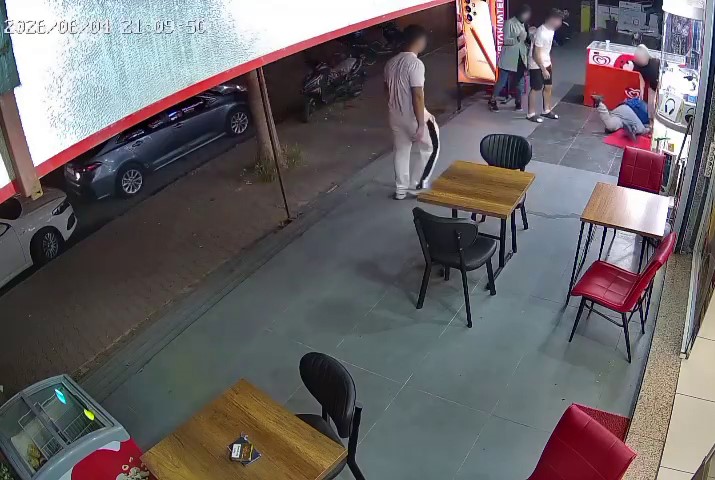 Alkolik adam esnafın korkusu oldu: Bir kadına bıçakla saldırdı, ayağı kayıp yere düştü