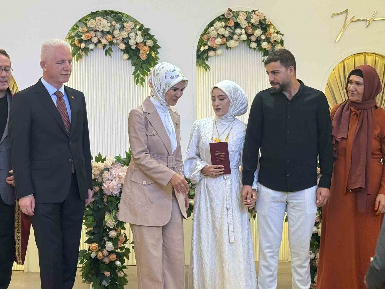 Aile ve Sosyal Hizmetler Bakanı G&ouml;ktaş, evlilik kredisi desteğinden faydalanan &ccedil;iftin nikah şahidi oldu
