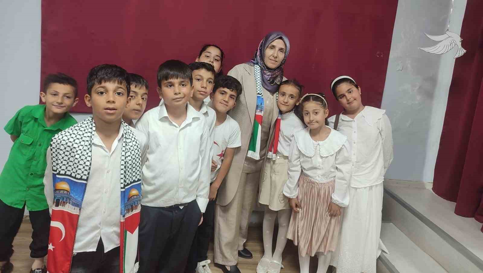 Cumhuriyet İlkokulu &ouml;ğrencilerinden sanat dolu g&ouml;steri