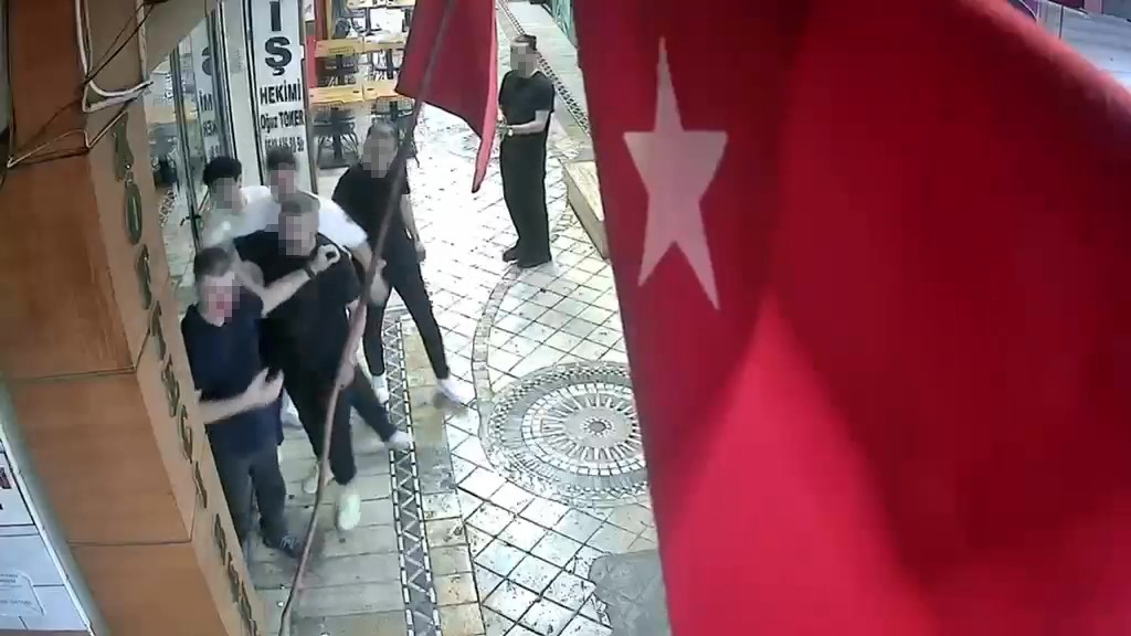 Dört kişi tarafından öldüresiye darbedildi: Olay anı kameraya yansıdı