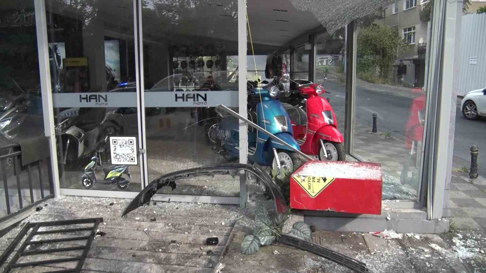 Kadıköy’de sürücü galeriye daldı