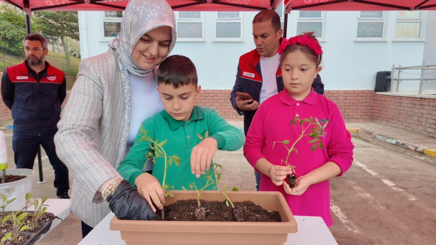 Minik elleriyle fideleri toprakla buluşturdular
