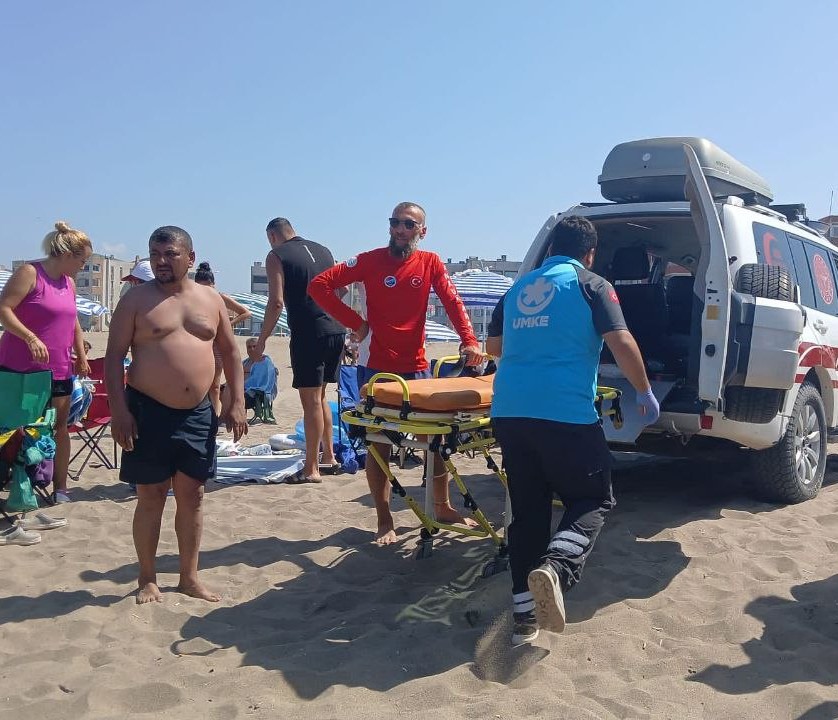 Denizde boğulma tehlikesi geçiren adama dakikalarca kalp masajı yaptılar