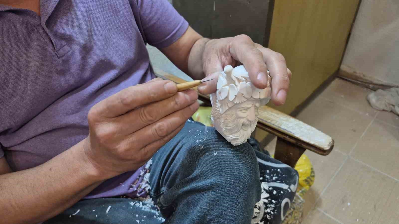 Eskişehir’in en eski çarşısı Çukur Çarşı zamana direniyor