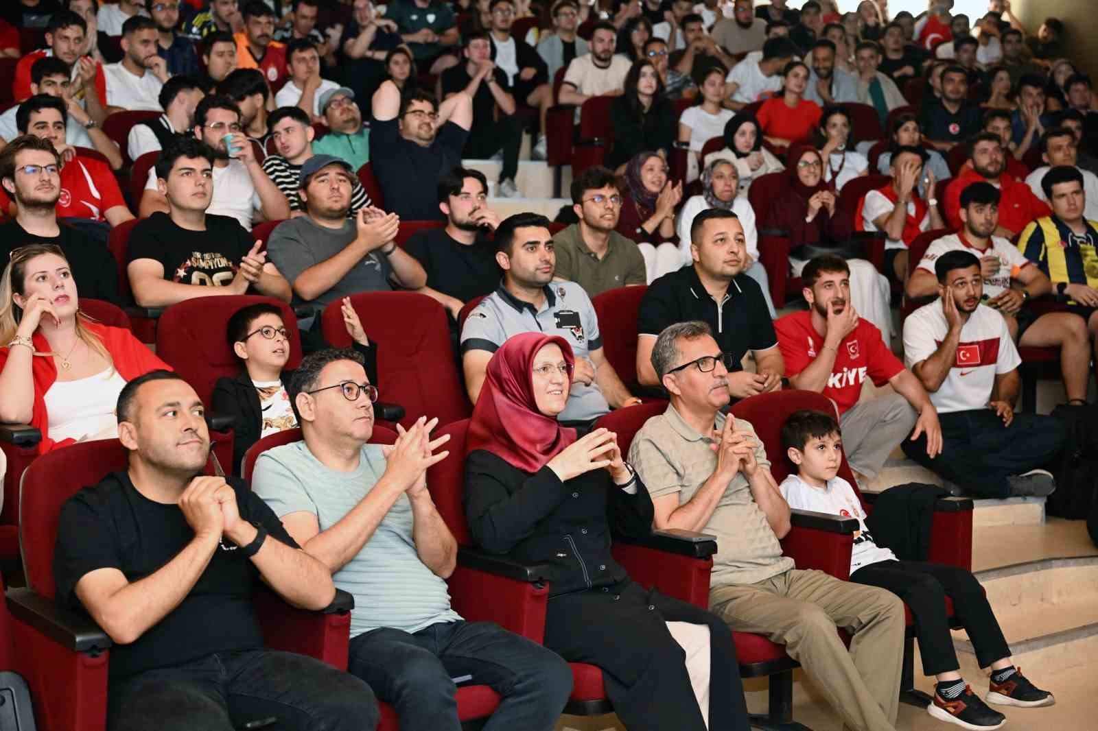 Manisa CBÜ öğrencileri milli maçı hep birlikte izledi