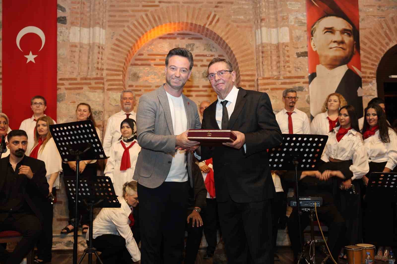 Osmangazi&rsquo;de t&uuml;rk&uuml;ler g&ouml;n&uuml;llere işlendi